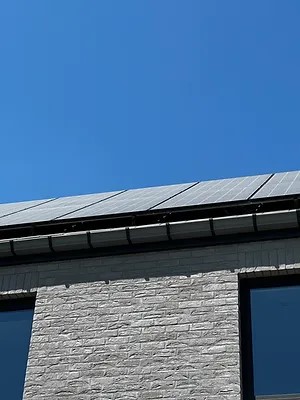 Panneaux solaires en toiture, première vue du chantier