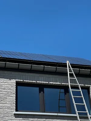 Panneaux solaires et échelle d’accès, deuxième vue du chantier